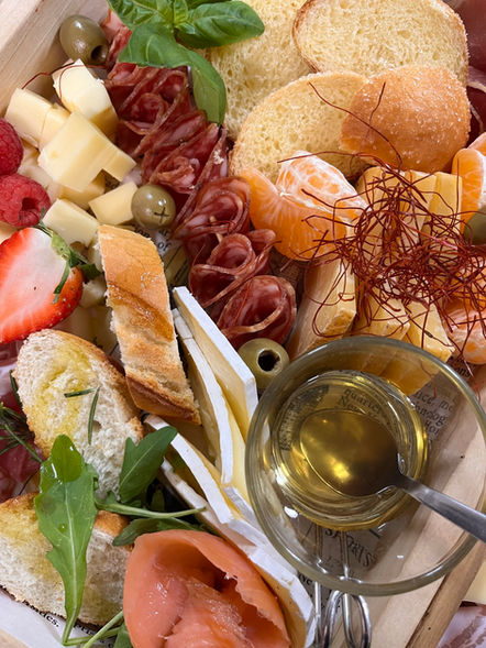 Tagliere con salumi, formaggi e mix di salatini