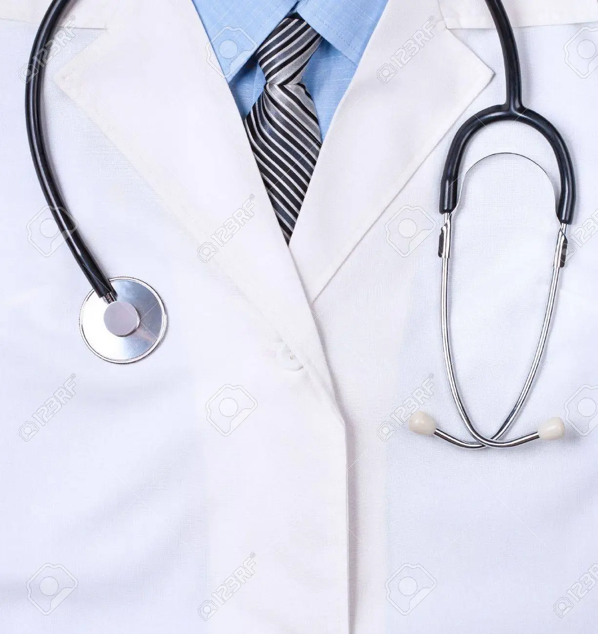 Photo médecins-blouse-blanche-avec-un-stéthoscope-gros-plan.webp