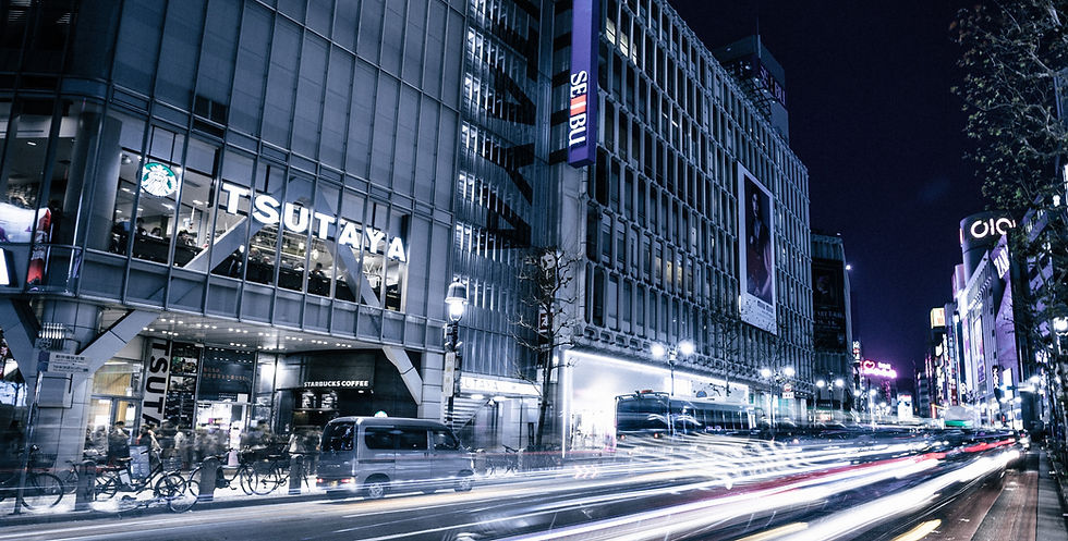 time-lapse%20photography%20of%20asphalt%20road%20near%20buildings%20during%20nighttime_edi