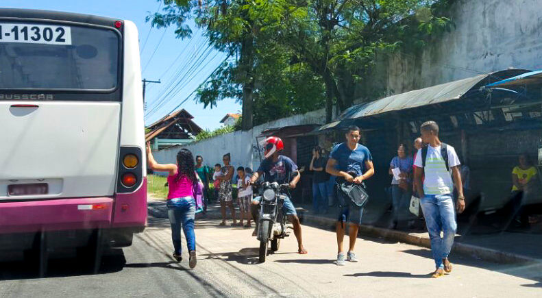 Desespero para não perder o ônibus - Foto: Stefanny Oliveira