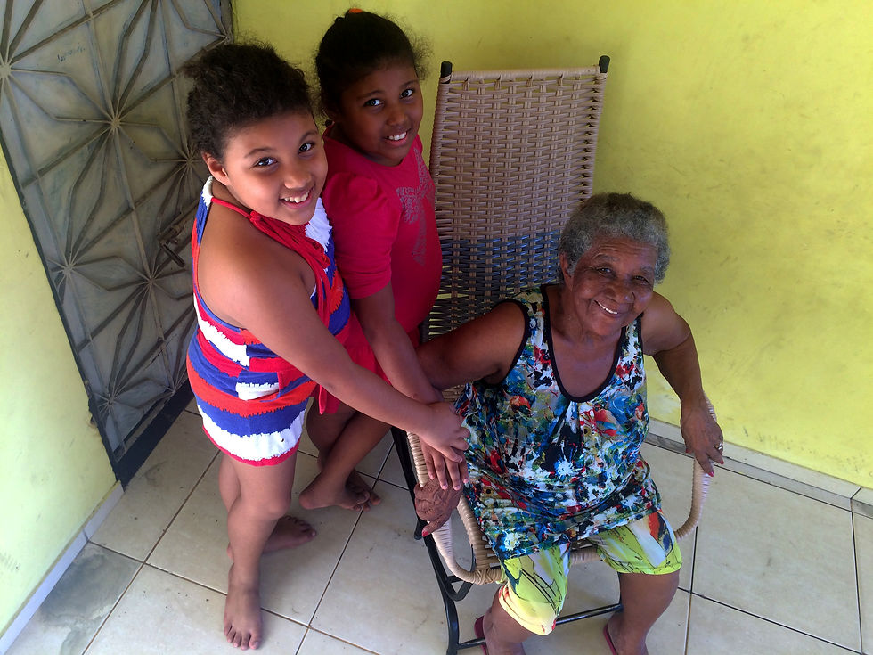 Dona Cleonice e as netas, Fabiana e Marisa. Foto: Vagner Mendes