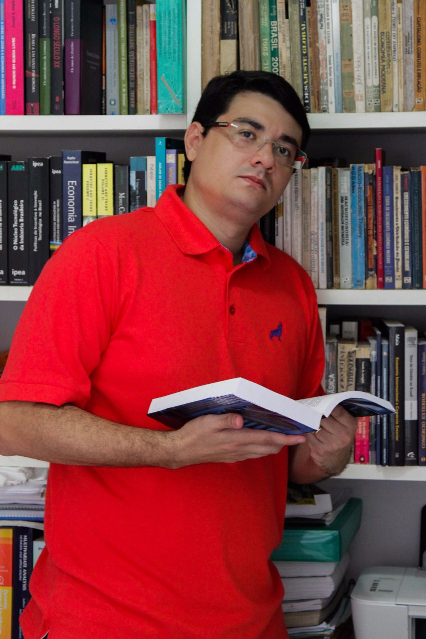 Economista cita que Brasil não é único que passa por crises. Países como os EUA, China e Reino Unido passam por problemas similares. - Foto: Marcos César Rodrigues
