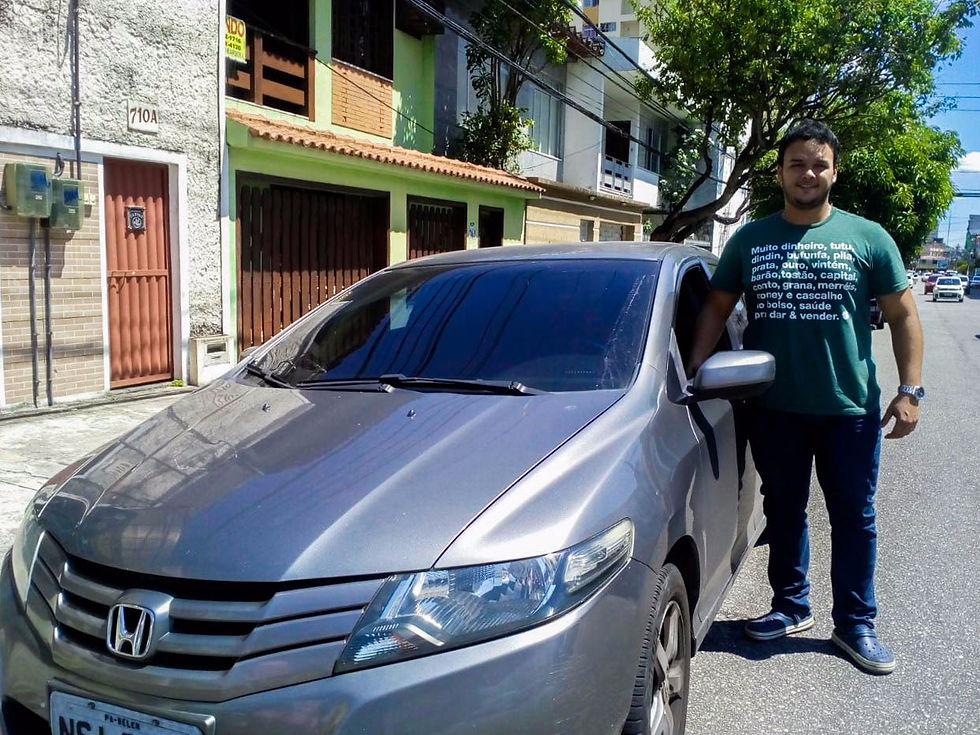 O carro de Afonso, que antes era usado só para passeio, hoje é uma forma de complementar a renda - Foto: Aline Moraes