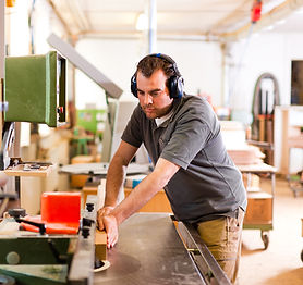 Tischler bei der Arbeit