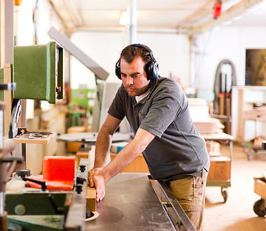 Tischler bei der Arbeit