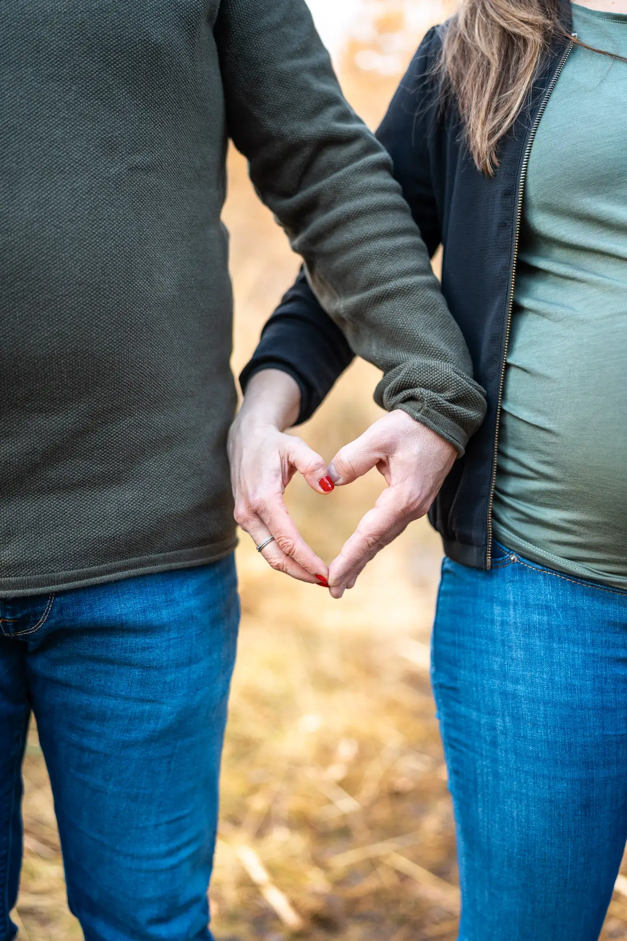 Natürliches Schwangerschaftsportrait im Wald