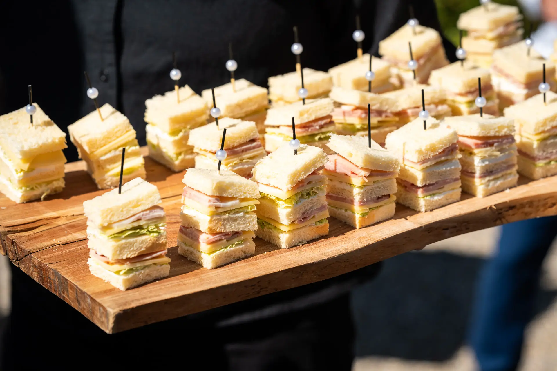 Gäste beim Apéro auf der Terrasse im Gyrenbad