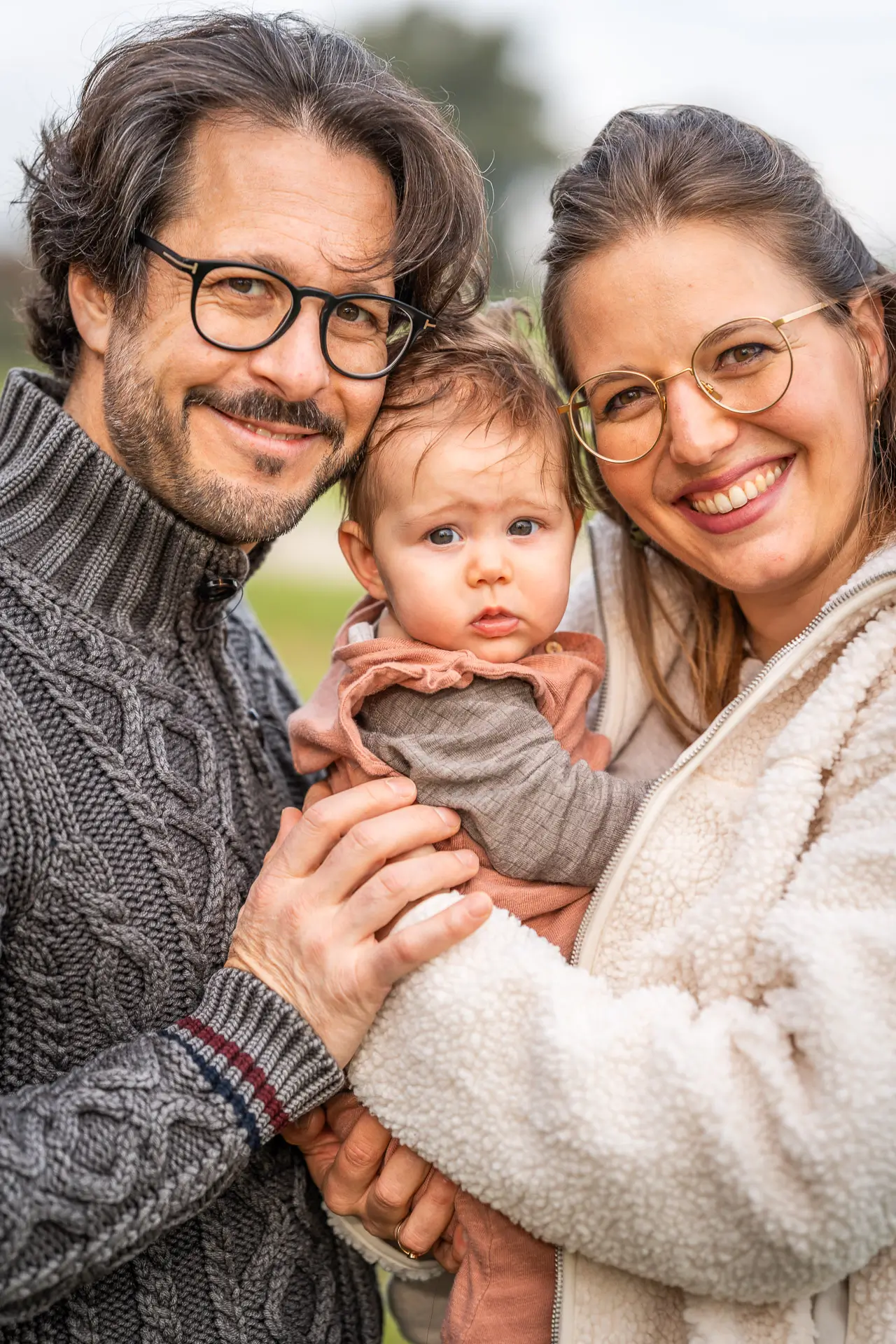 Glückliche Familie im Grünen bei Winterthur