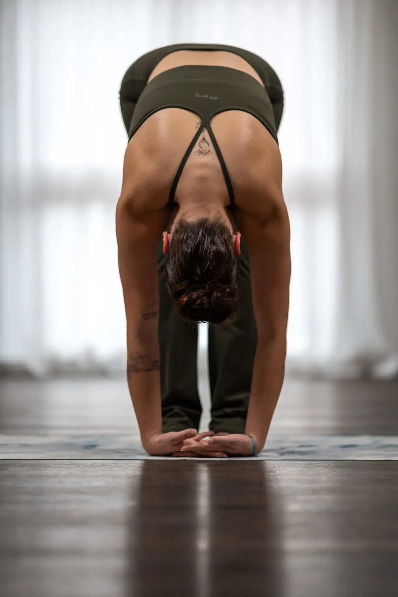 Michaela im Yogastudio bei natürlichem Licht