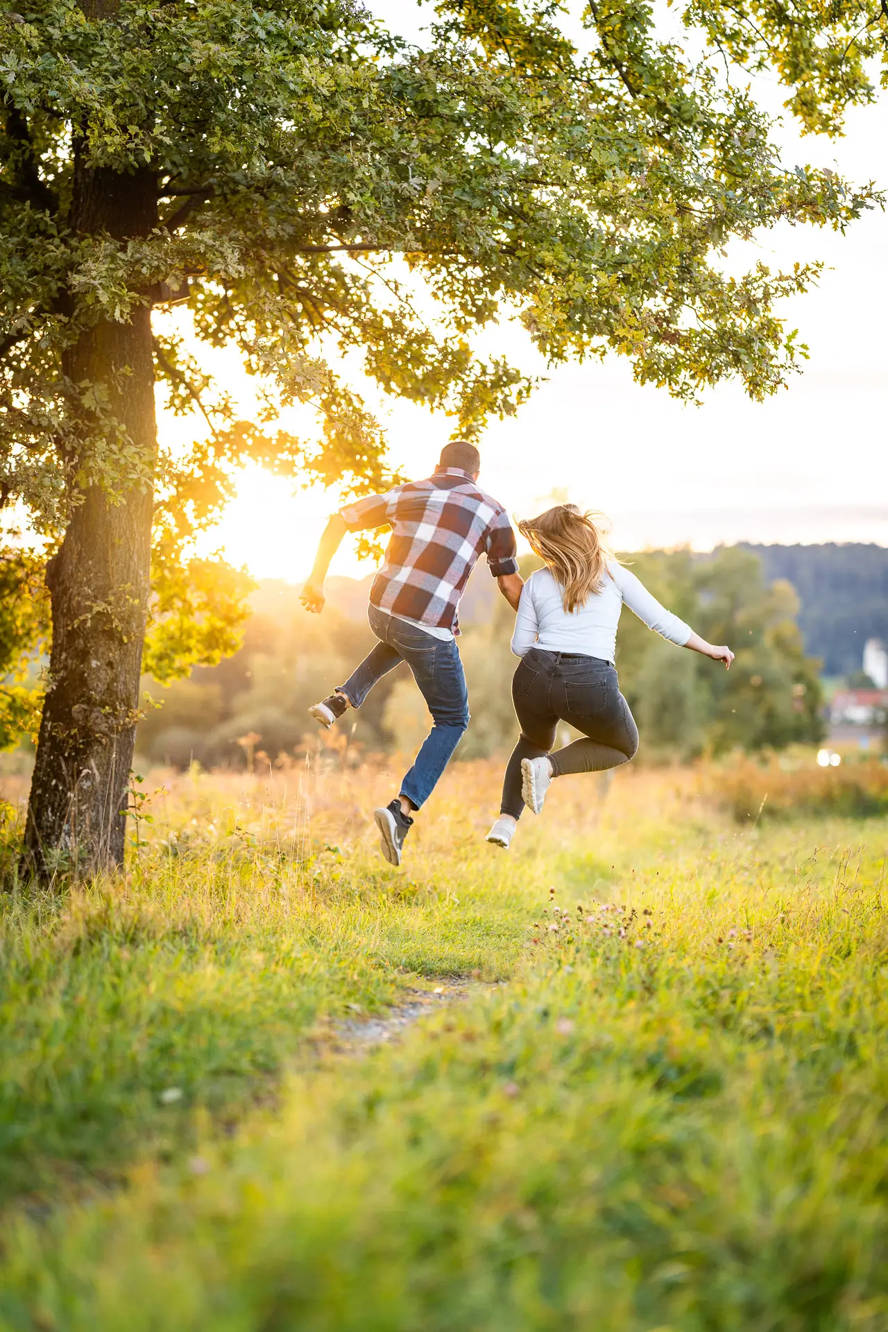 Verliebtes Paar im goldenen Abendlicht