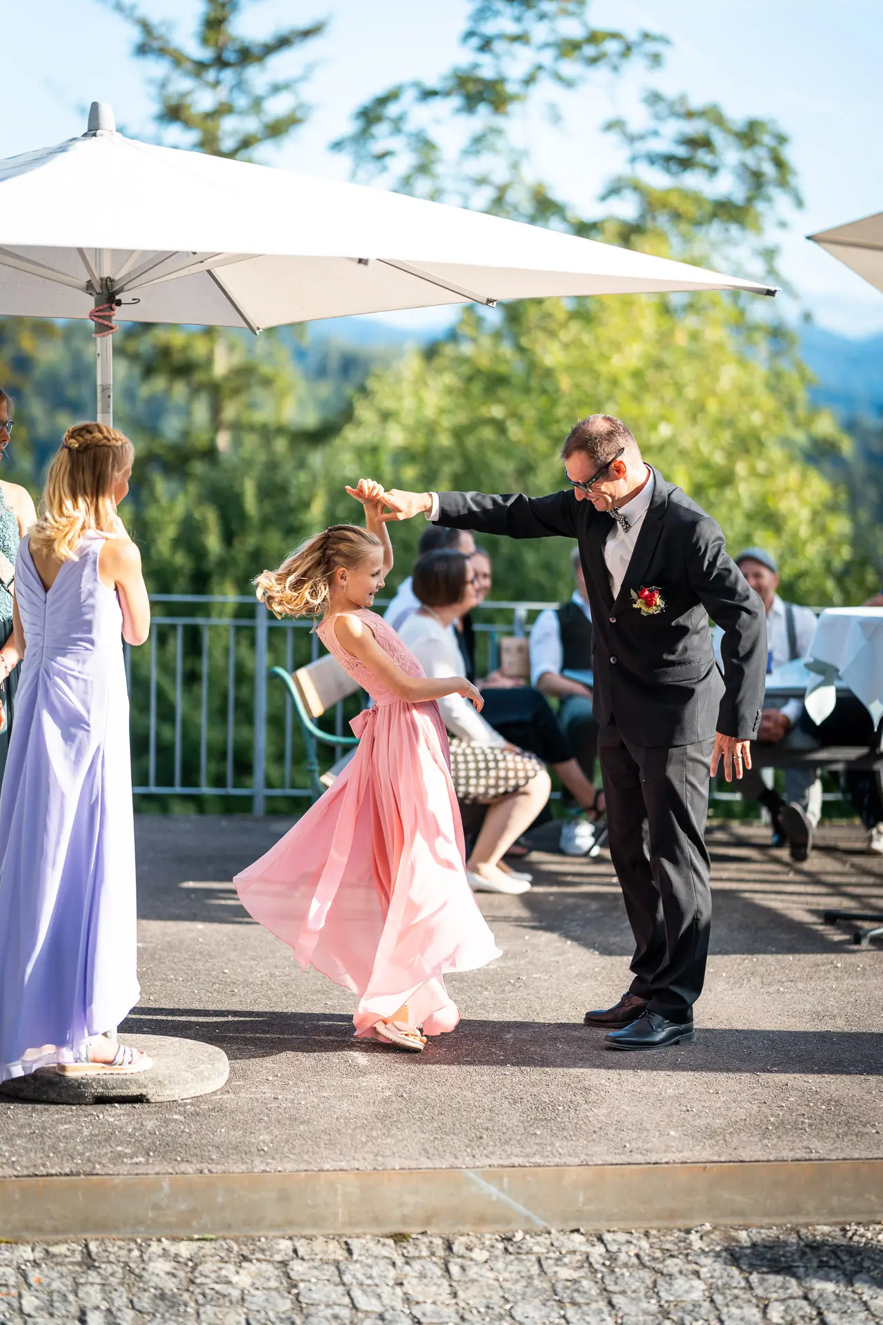 Gäste lachen und feiern gemeinsam