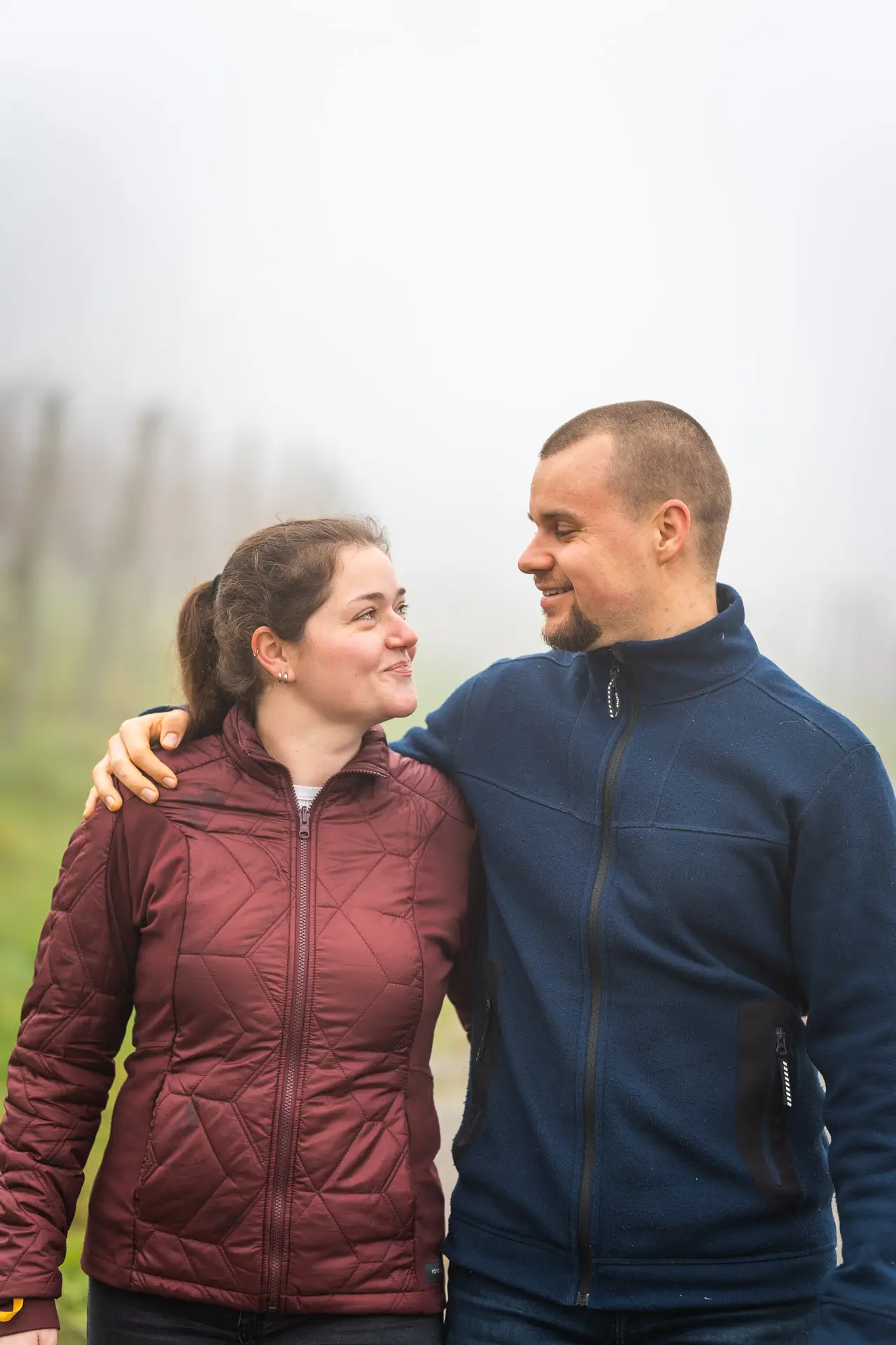 Verliebtes Paar im dichten Novembernebel