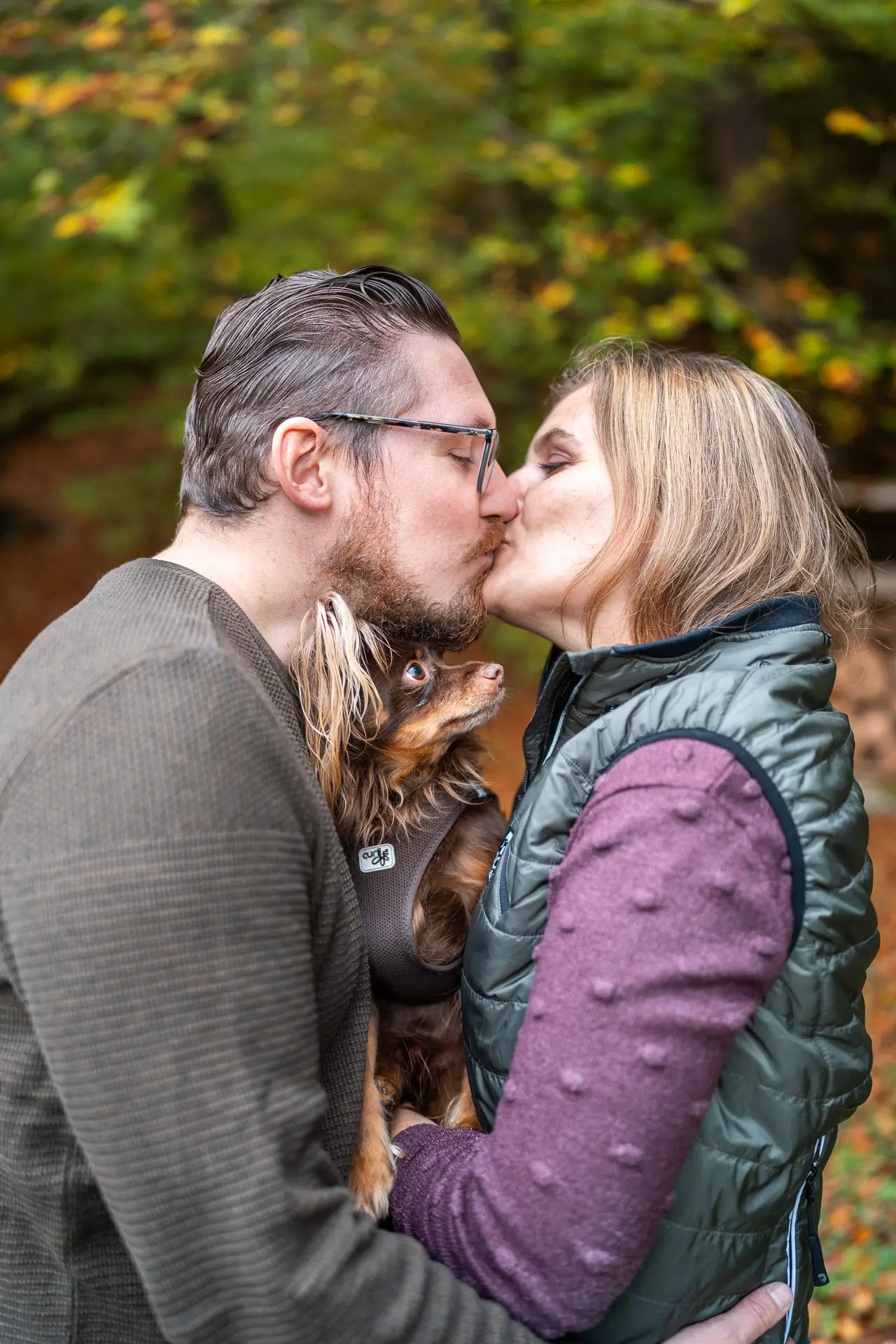 Natürliches Paarportrait mit Hund im Wald