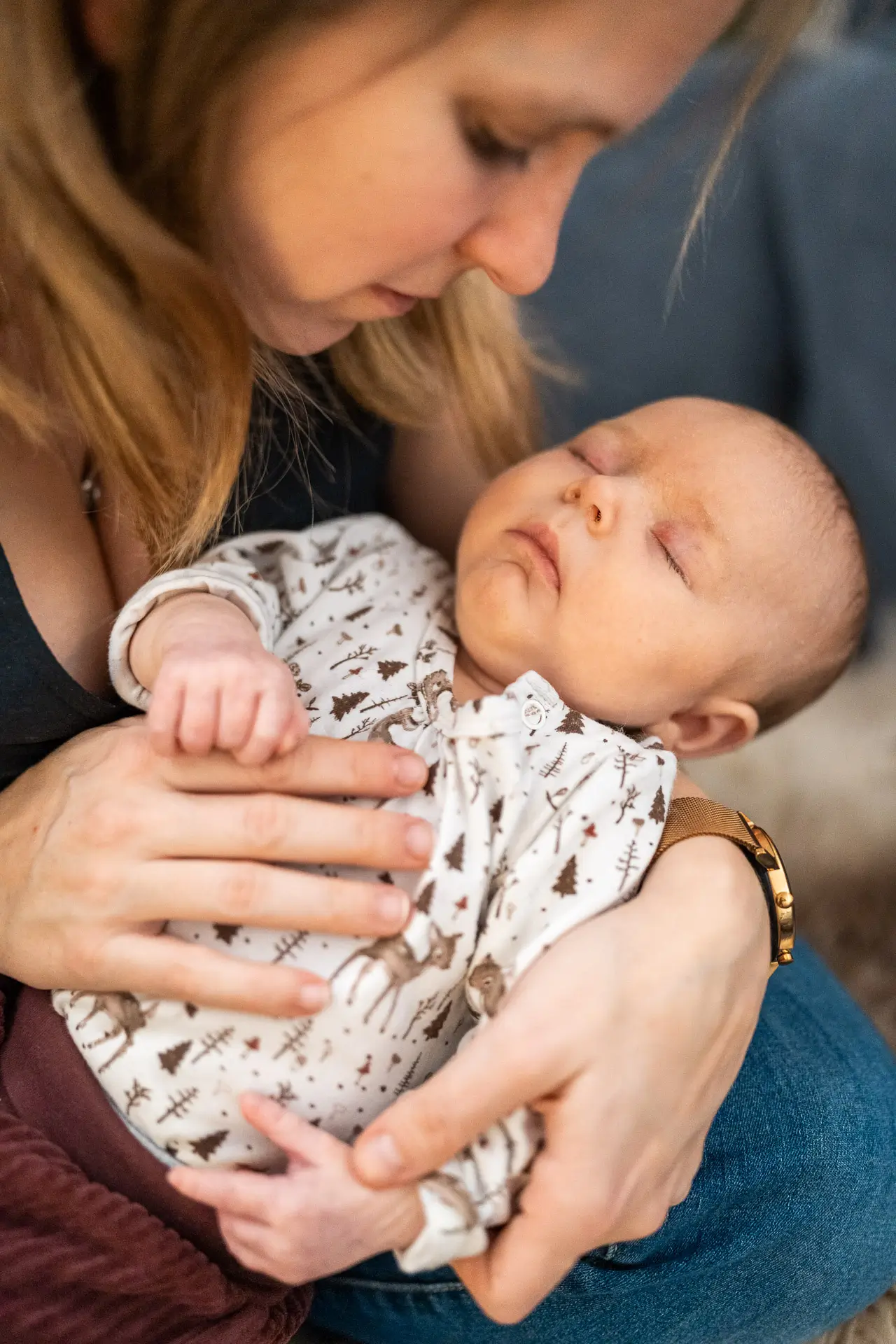 Eltern mit ihrem Neugeborenen beim Homestory Shooting