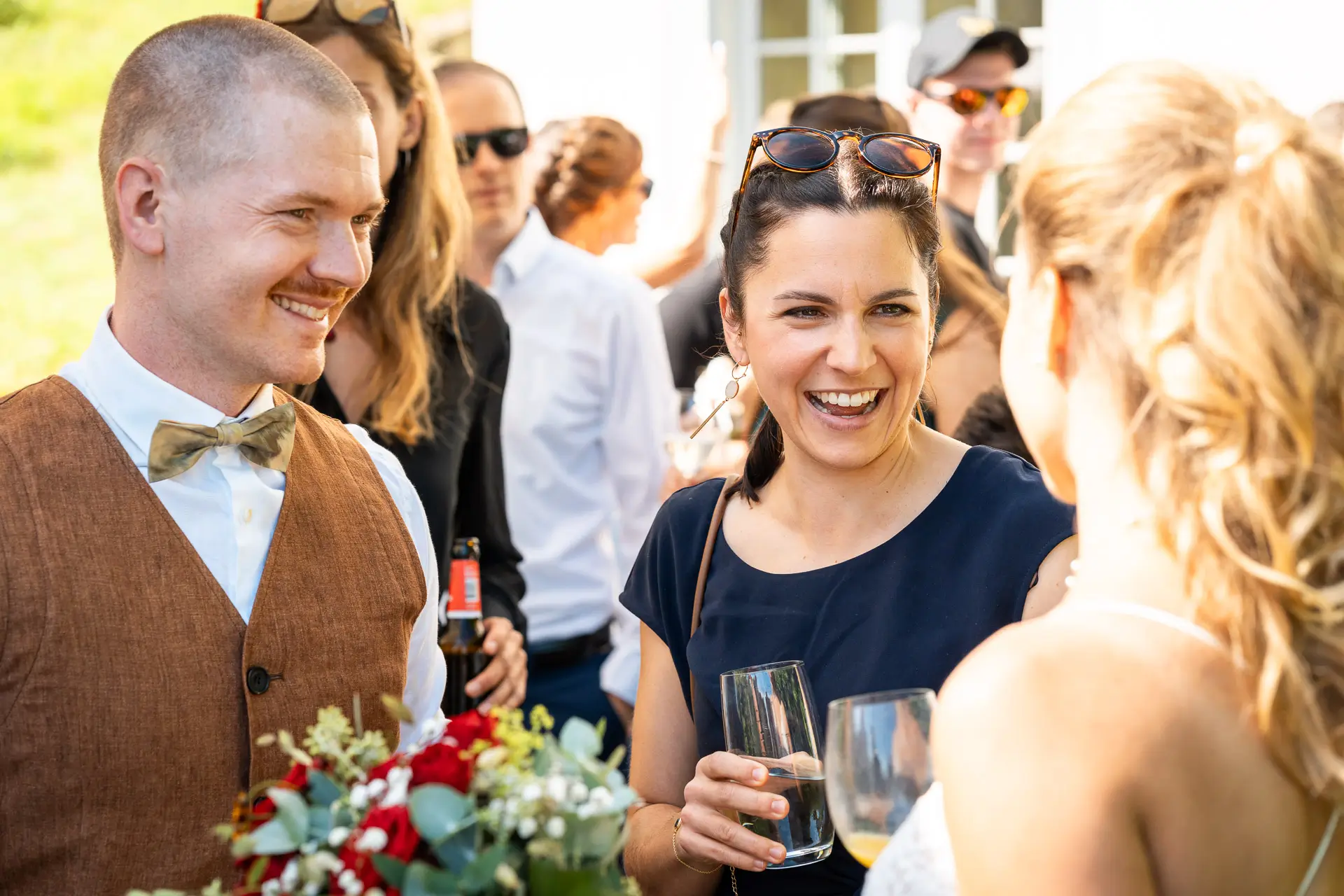 Hochzeitsgäste geniessen Getränke zur Begrüssung