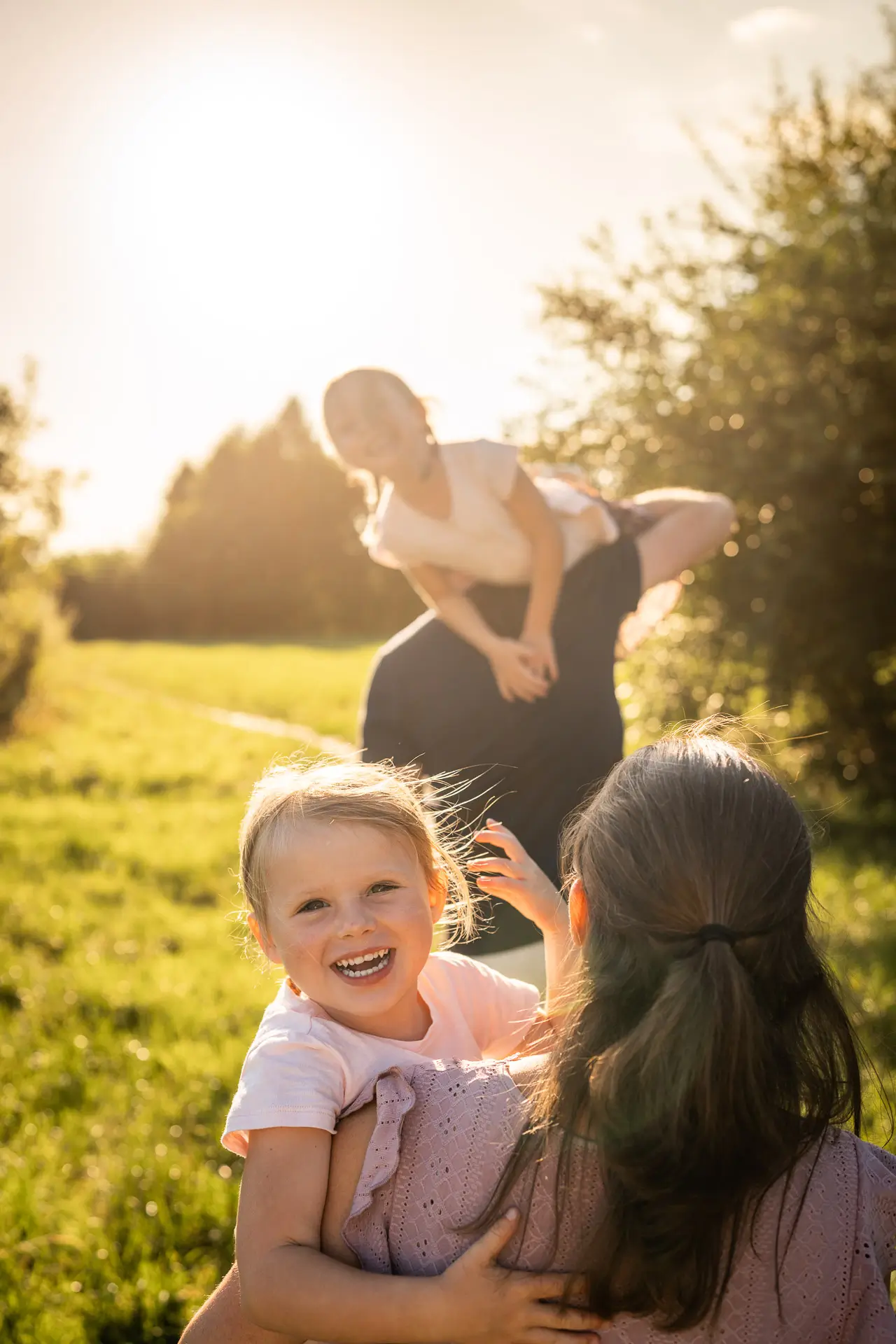 Familie spaziert am Seeufer Thurgau