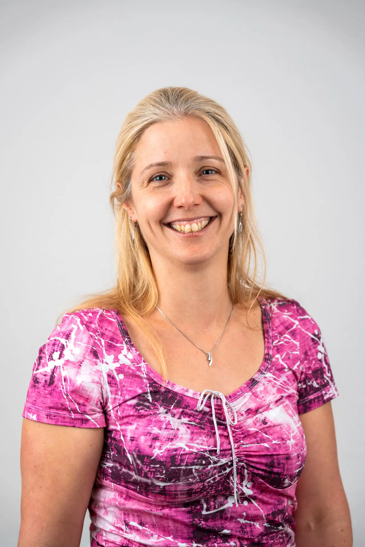 Steffi bei der Arbeit im Näh-Atelier