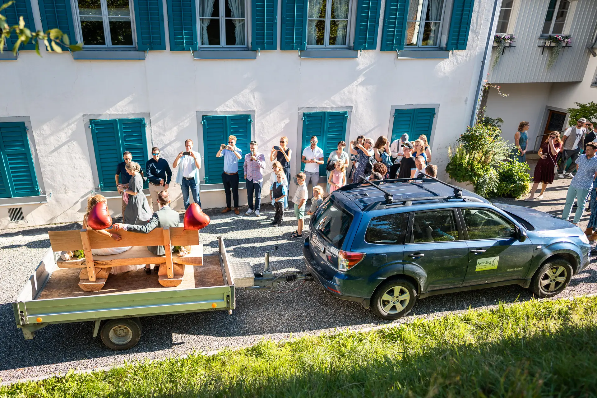 Gäste geniessen die entspannte Hochzeitsstimmung