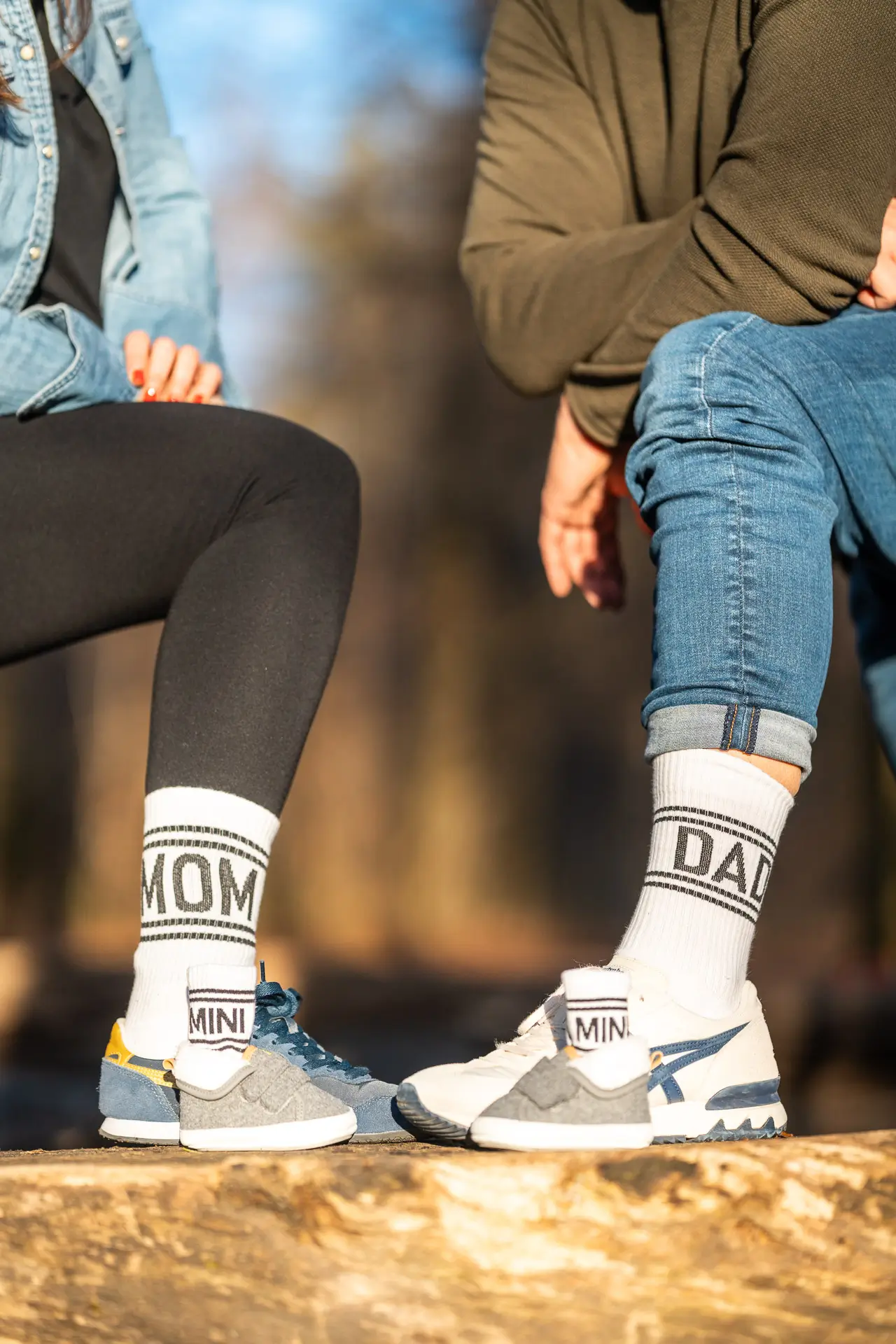 Paar erwartet Baby im goldenen Sonnenlicht