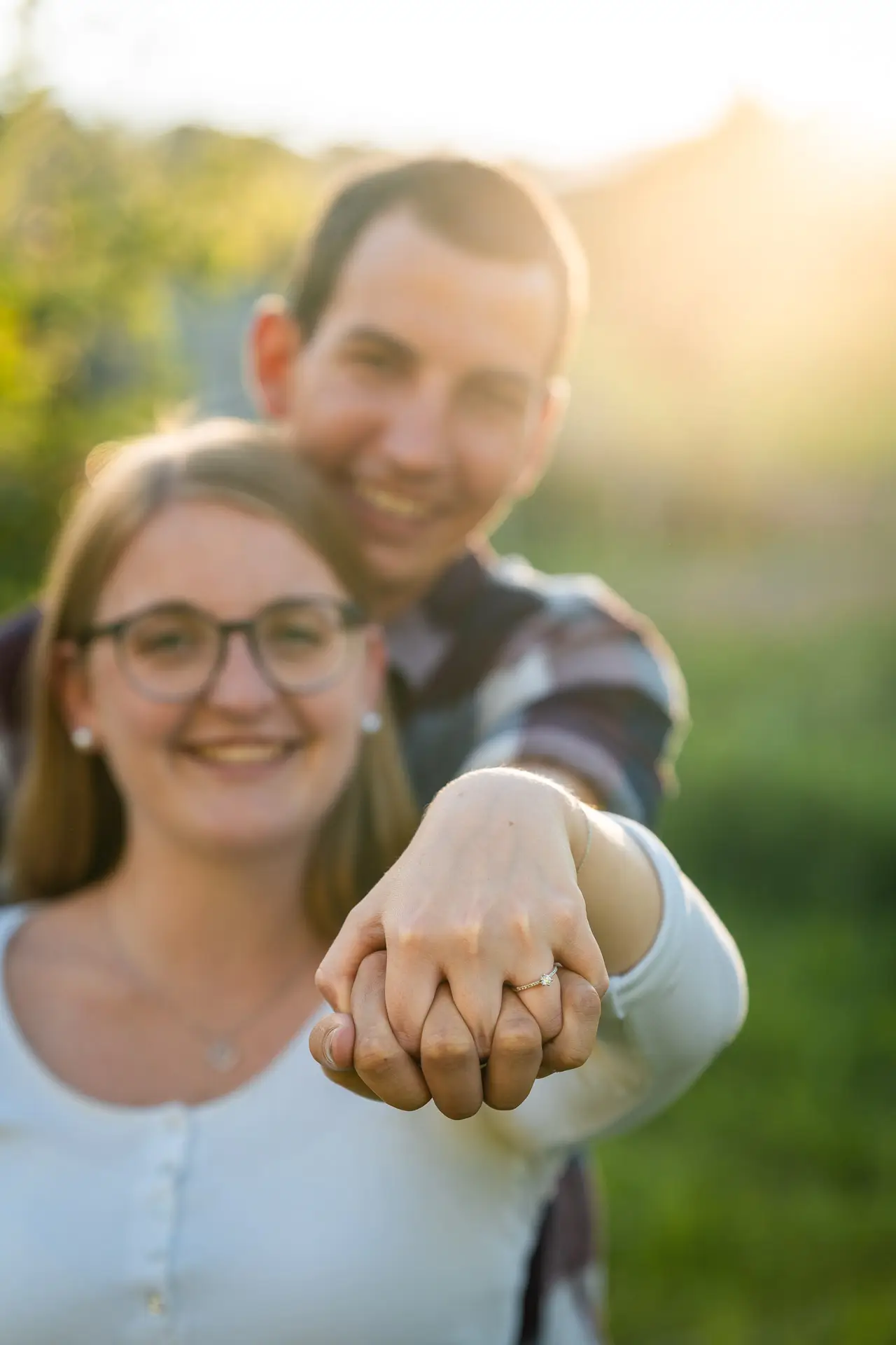 Nadine und Dominic im Obstgarten ihres Hofes