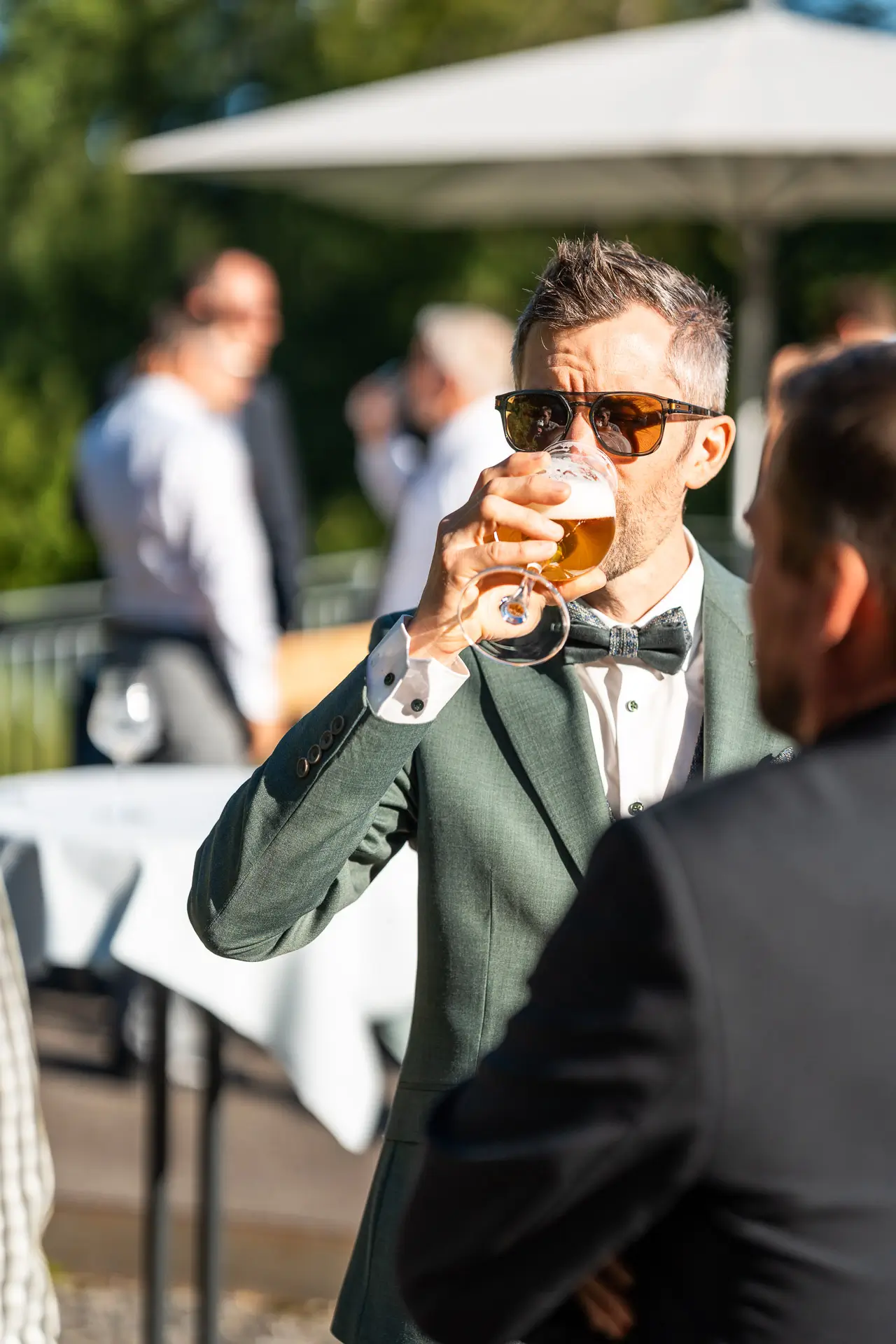 Hochzeitsgäste verbringen Zeit auf der Terrasse