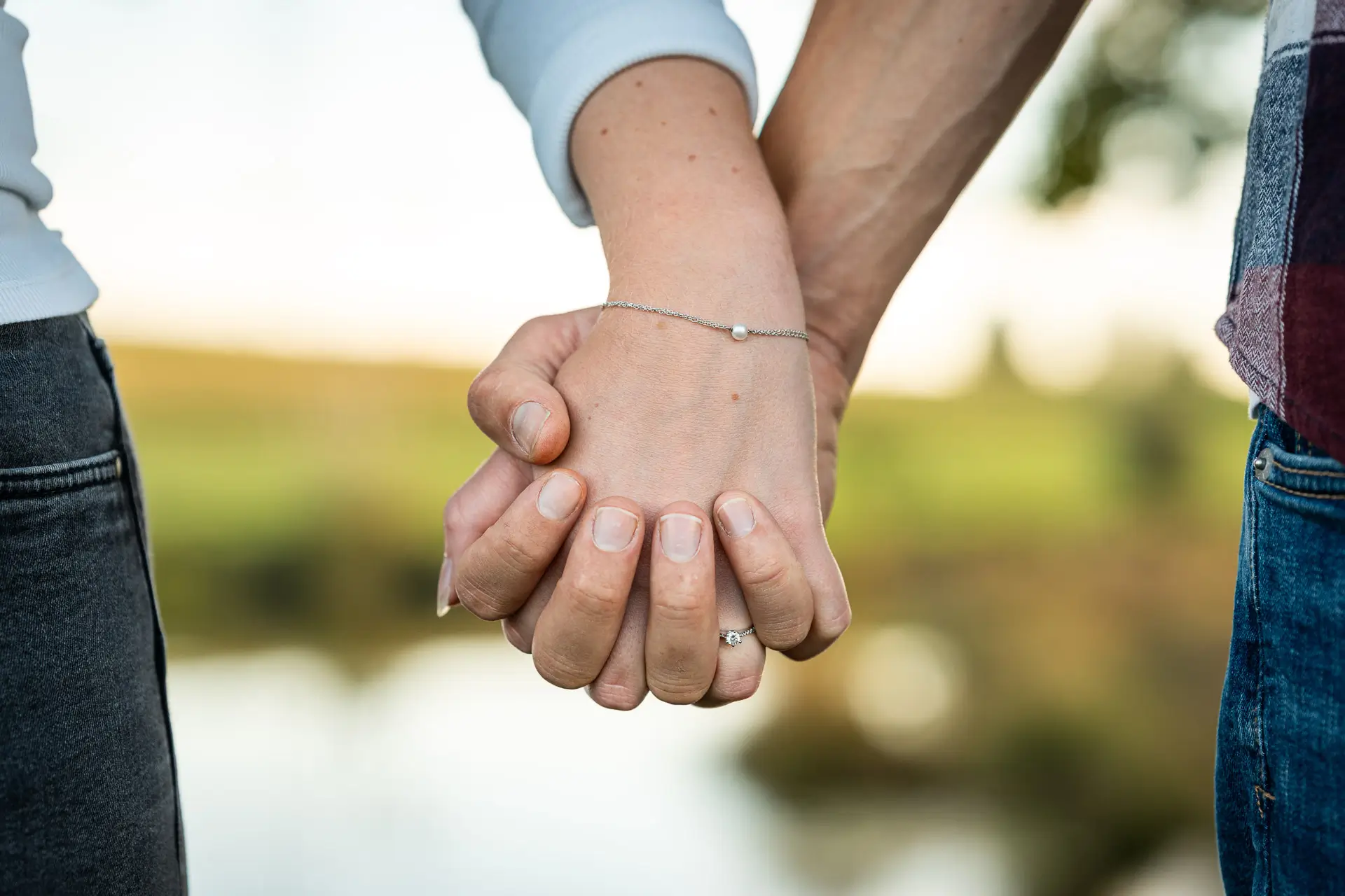 Paar hält sich an den Händen im Spätsommer