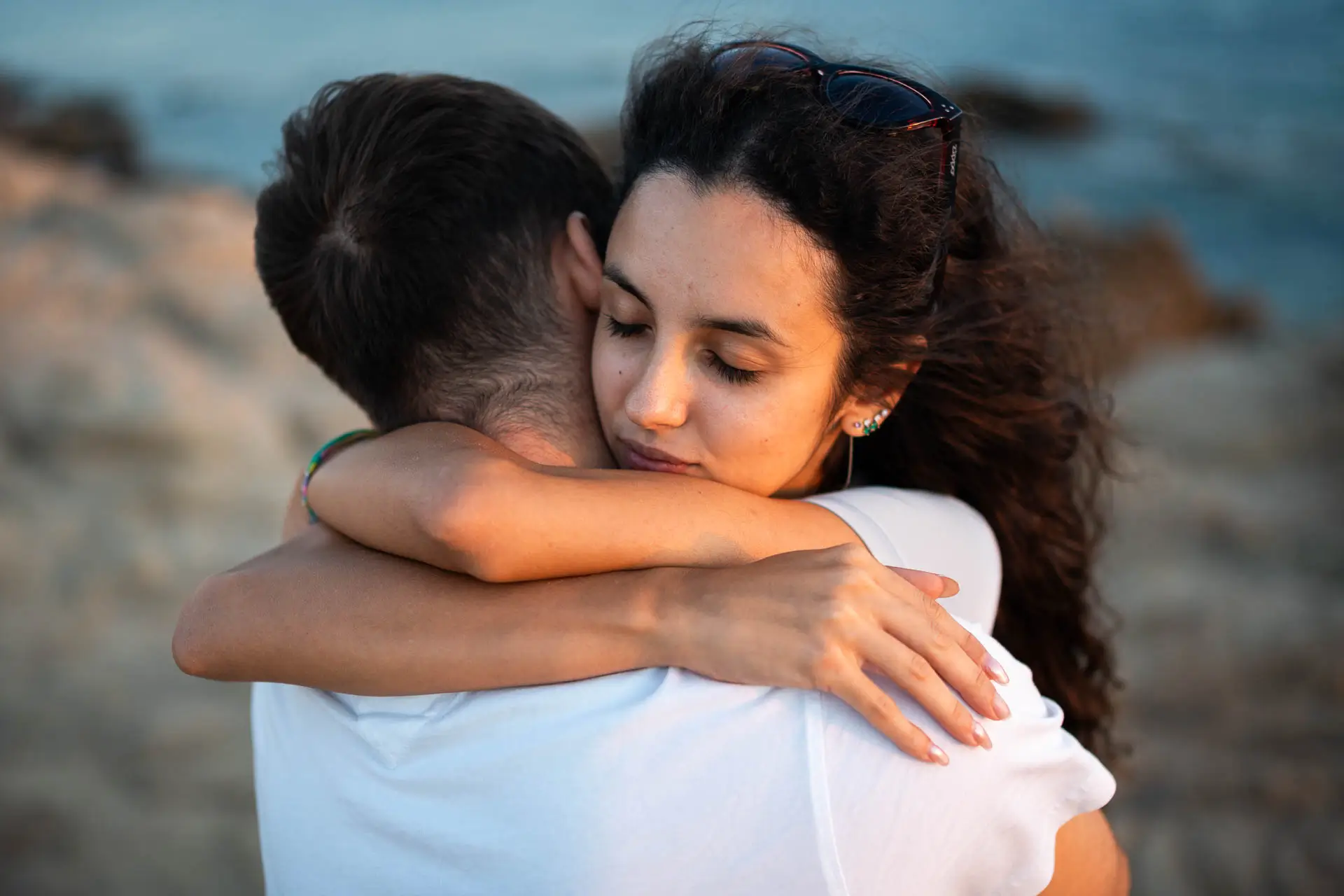 Romantische Umarmung am Strand auf Sardinien
