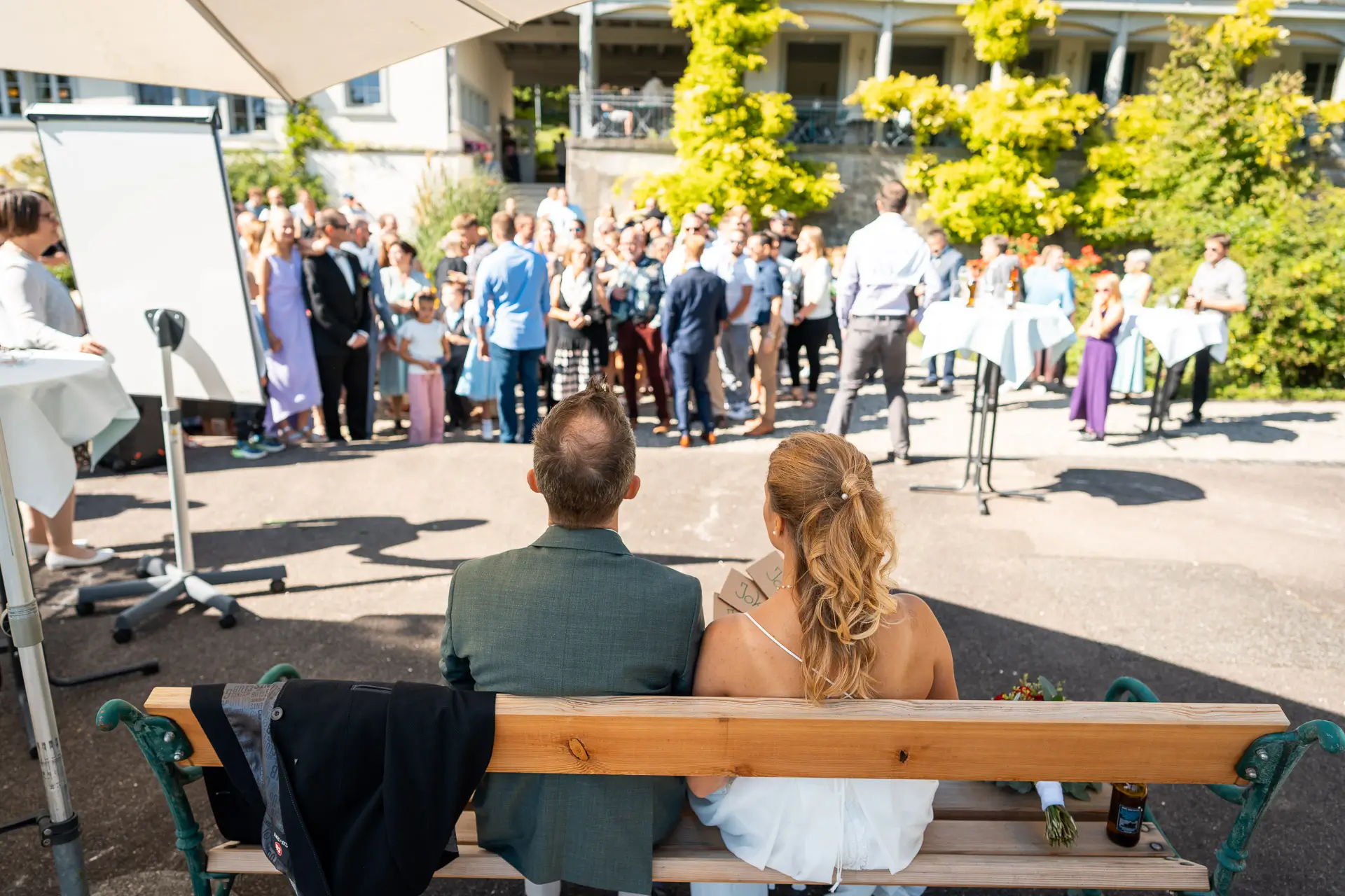 Fröhliche Hochzeitsgäste auf der Terrasse