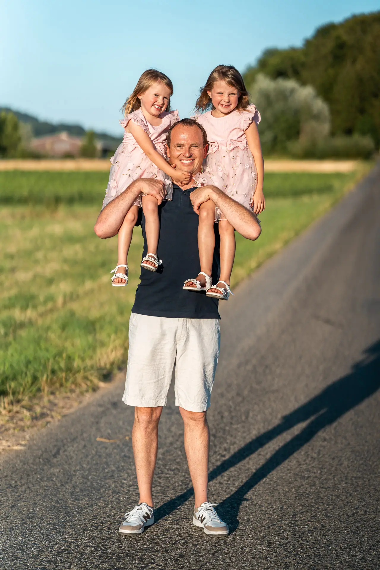 Vater trägt Tochter am See Thurgau