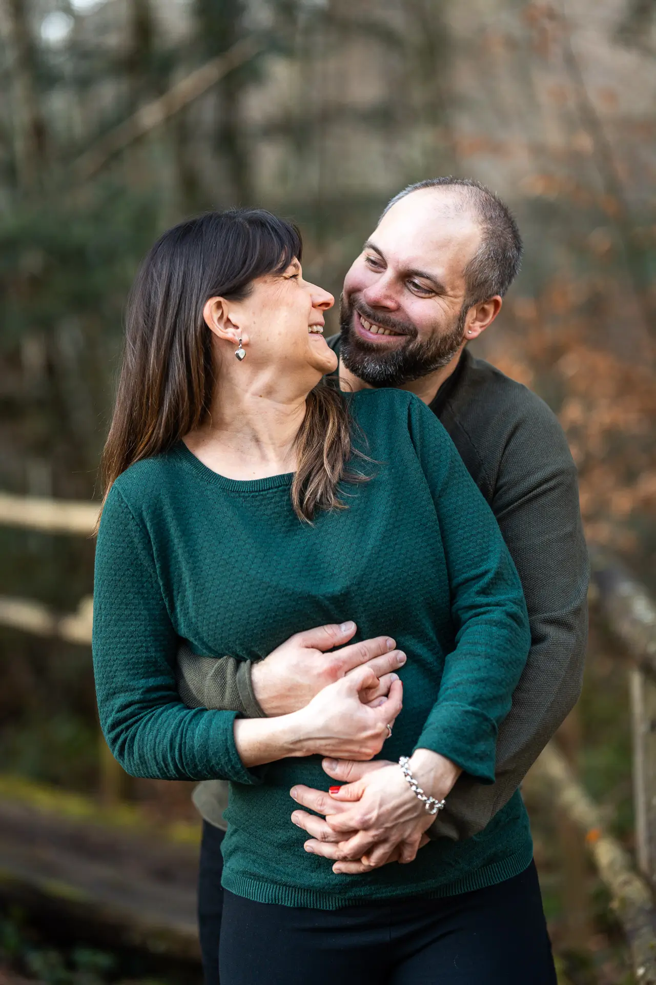 Babybauchshooting im Wald bei goldener Stunde