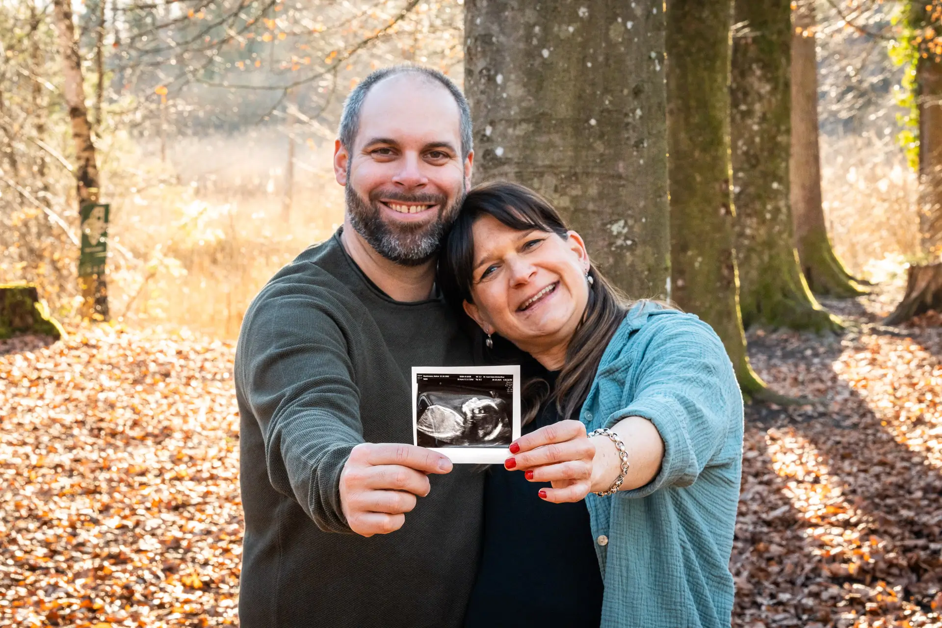 Werdende Eltern im warmen Abendlicht