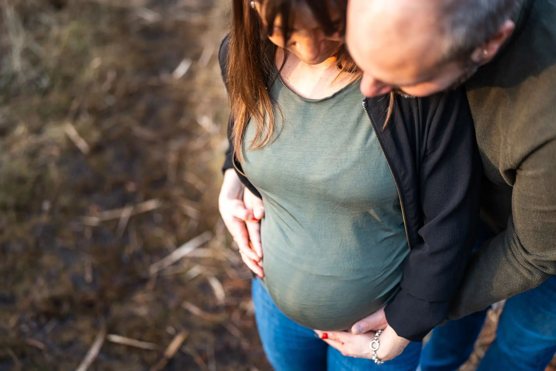 Werdende Eltern im warmen Licht der Abendsonne