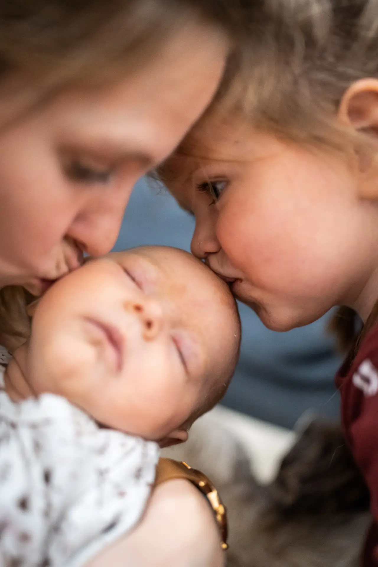 Authentische Familienfotos mit Neugeborenem