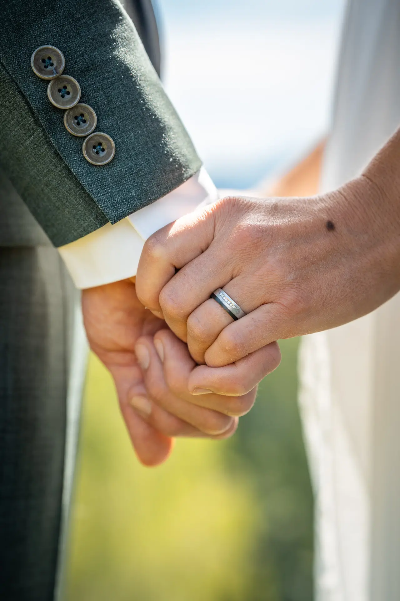 Braut und Bräutigam beim Fotoshooting im Gyrenbad