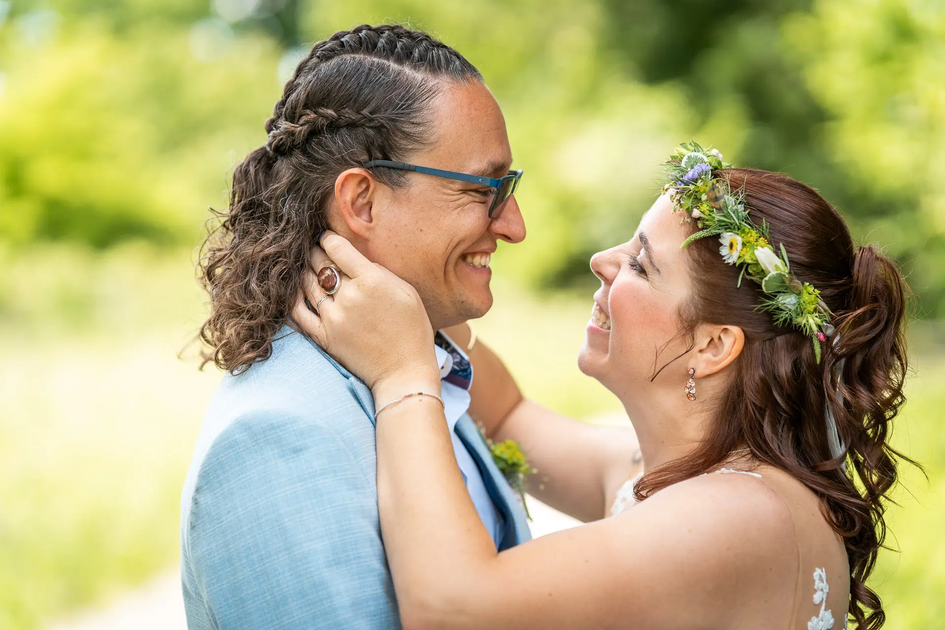 Hochzeitspaar küsst sich vor dem Berghof Wiesendangen