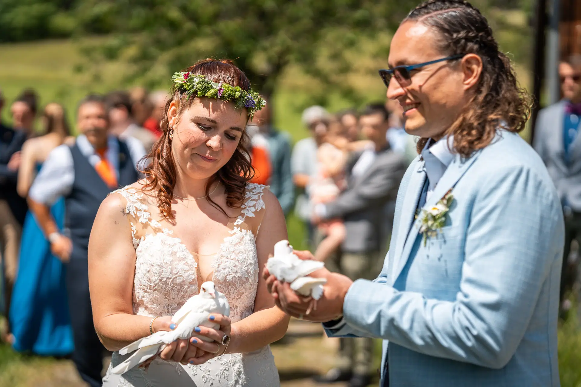 Weisse Tauben an Hochzeit im Berghof