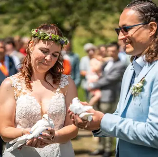 Weisse Tauben an Hochzeit im Berghof
