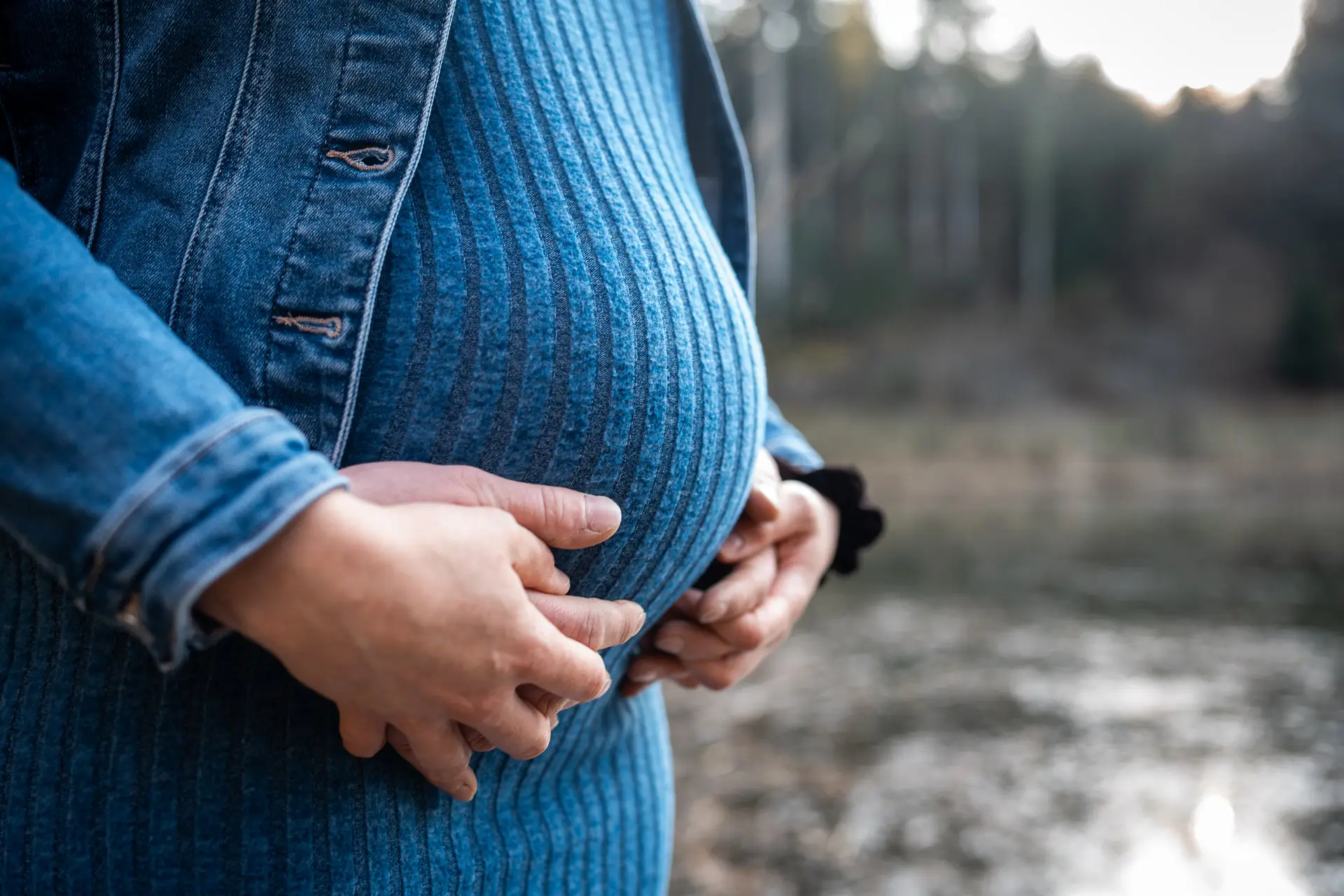 Werdende Eltern am ruhigen Weiher
