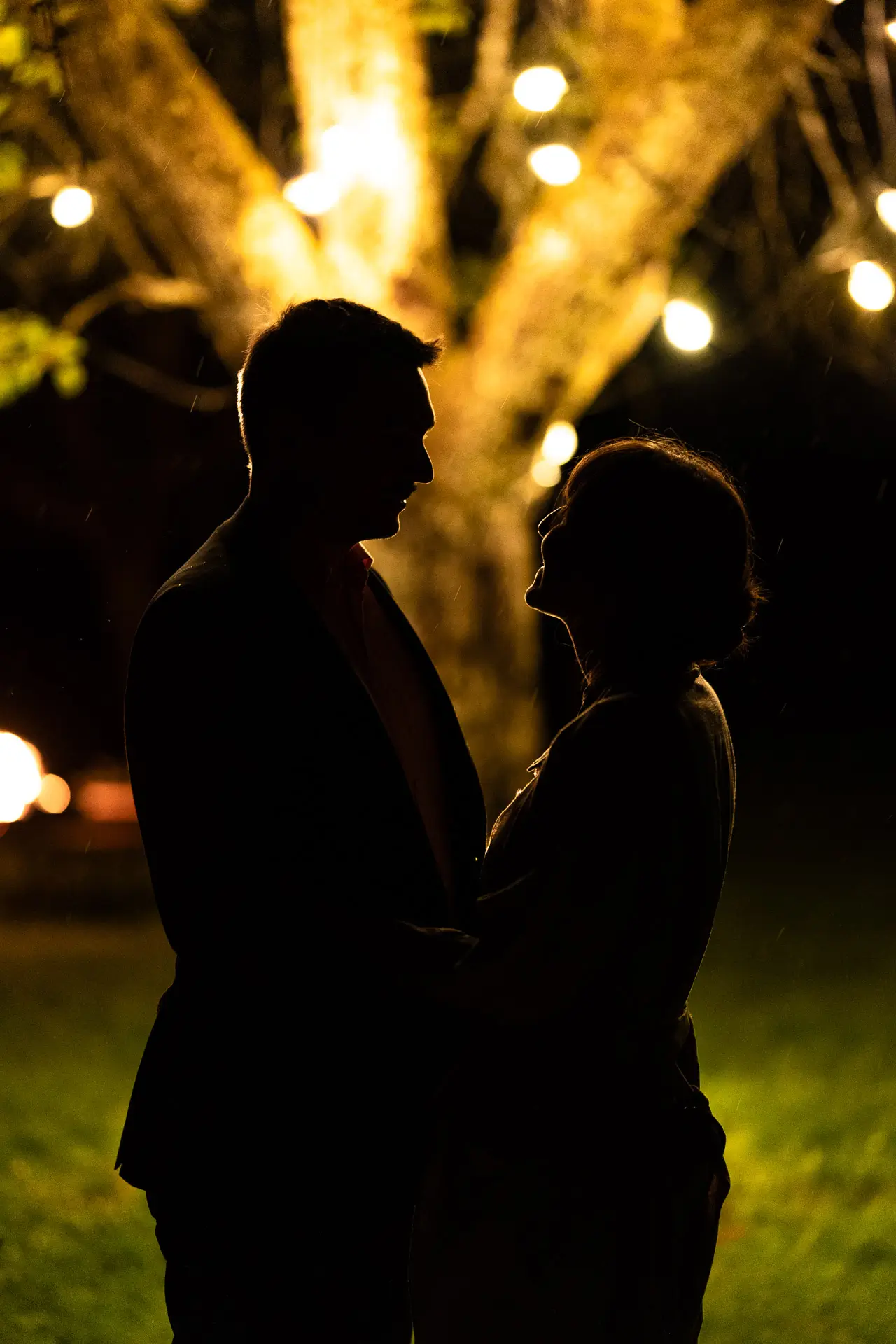 Paar küsst sich im Dunkeln
