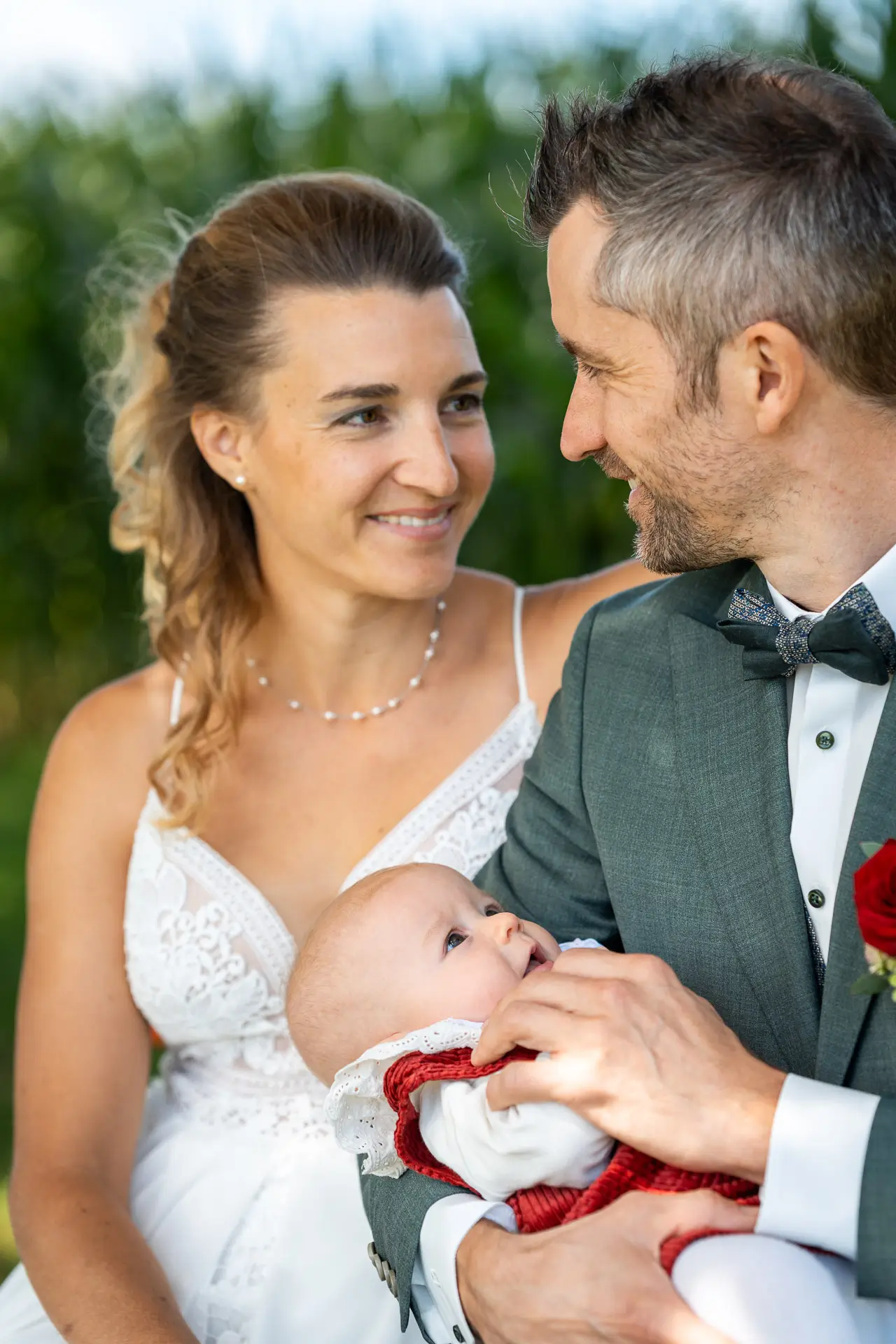 Hochzeitspaar mit Tochter beim Brautpaarshooting