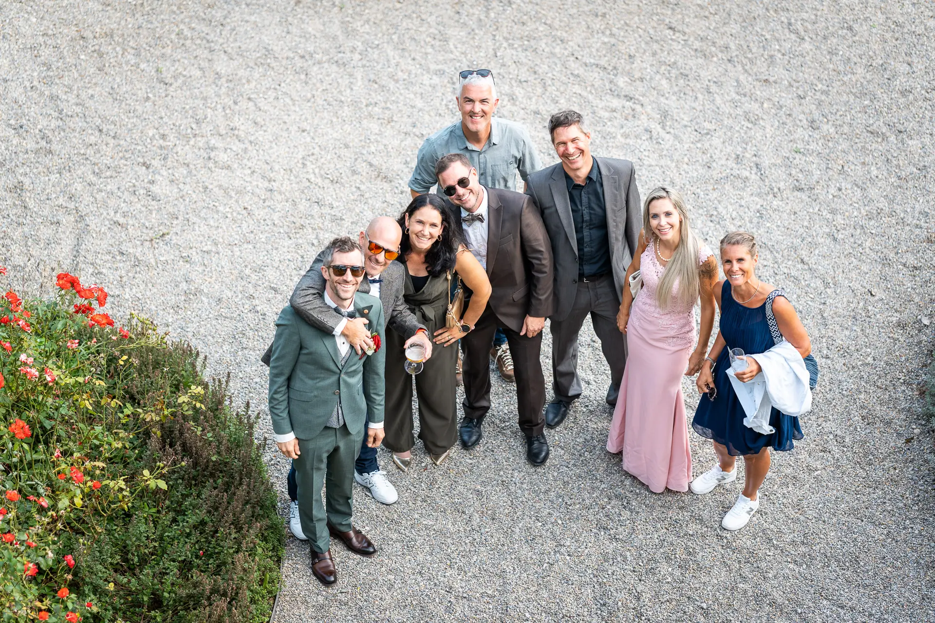 Hochzeitsgäste auf der sonnigen Terrasse