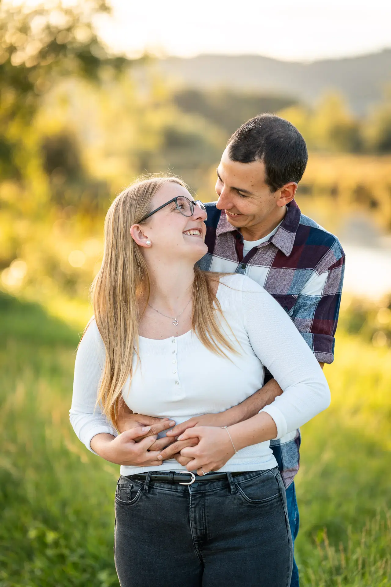 Natürliches Paarportrait im Obstgarten im Zürcher Unterland