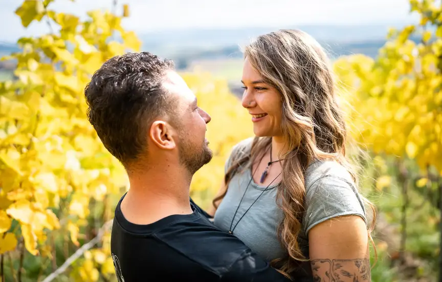 Paarshooting in den herbstlichen Reben