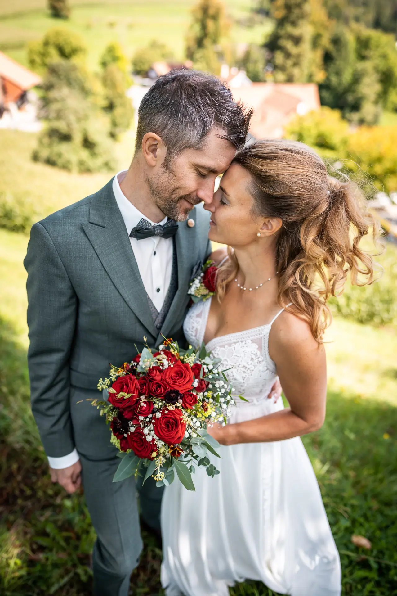 Brautpaar bei der Hochzeitslocation im Gyrenbad