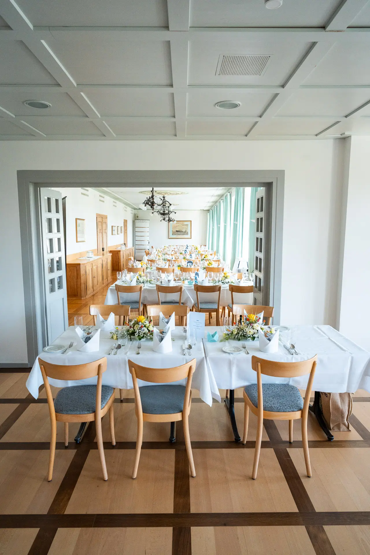 Festlich gedeckter Tisch bei der Hochzeit