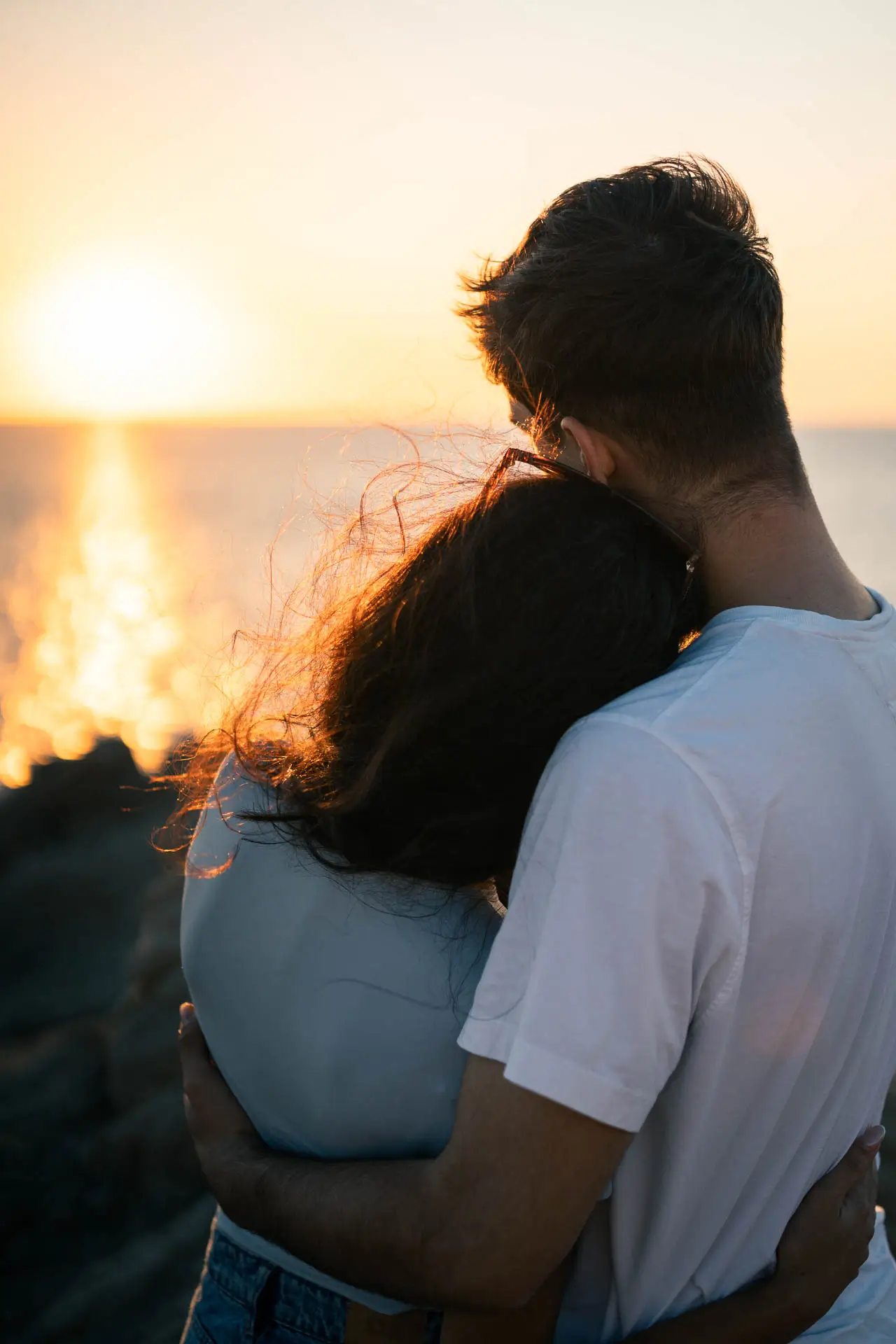 Paarshooting an der Küste Sardiniens bei Sonnenuntergang