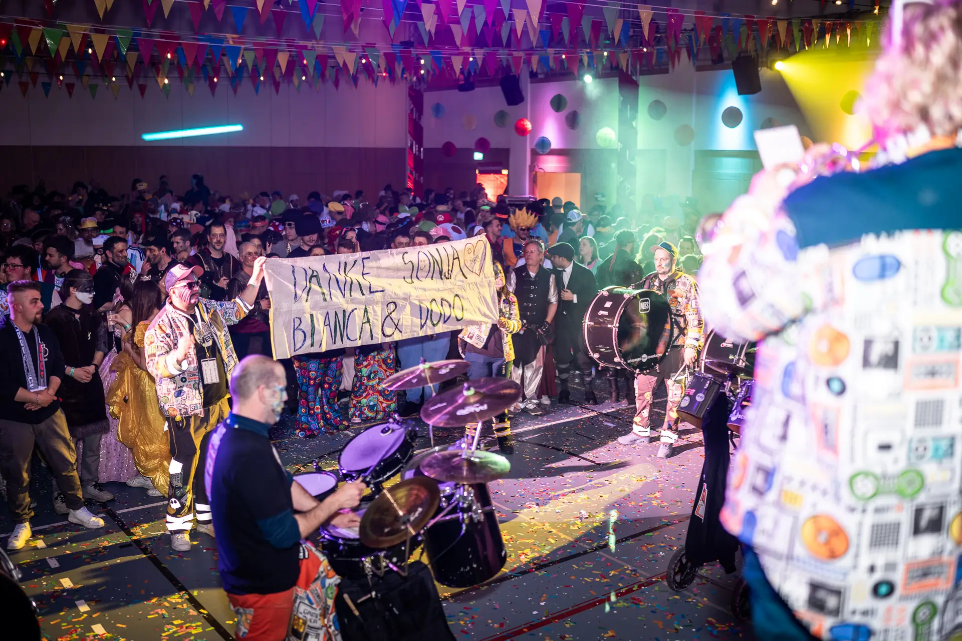 Tanzende Besucher an der Fasnacht Wiesendangen