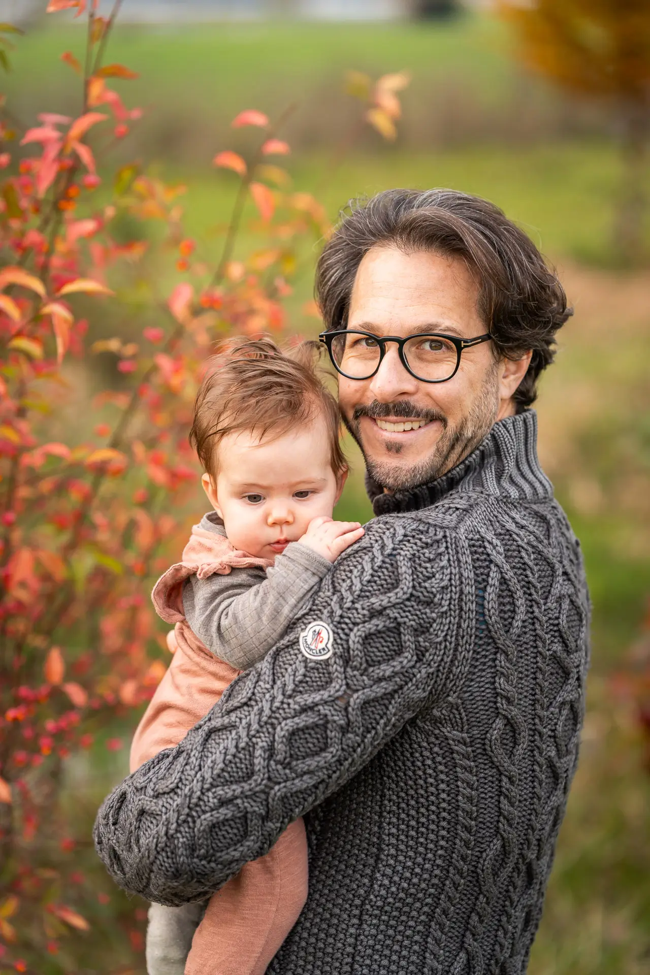 Kleine Familie beim Spaziergang im Grünen