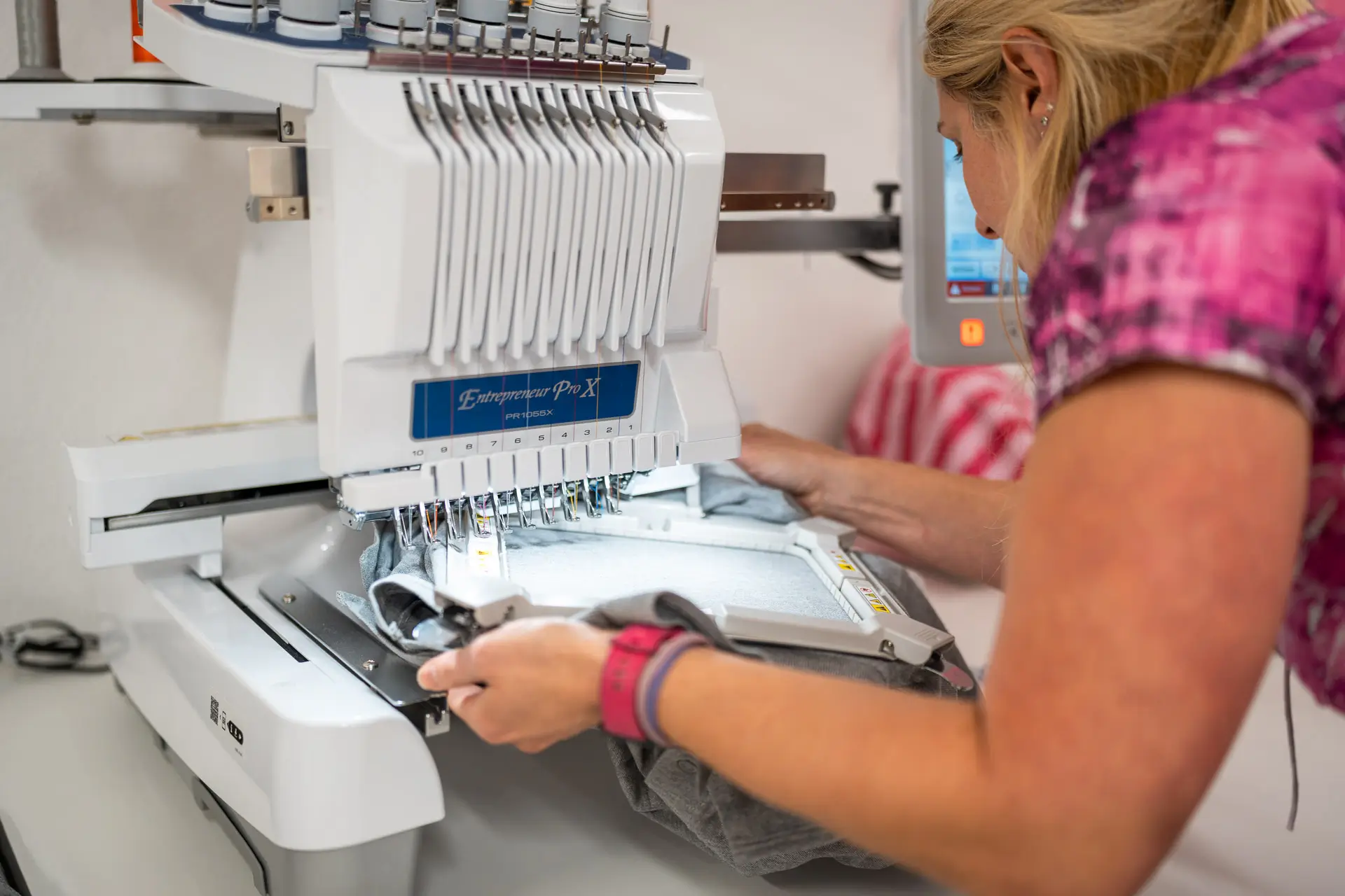 Steffi präsentiert ihre handgemachten Produkte