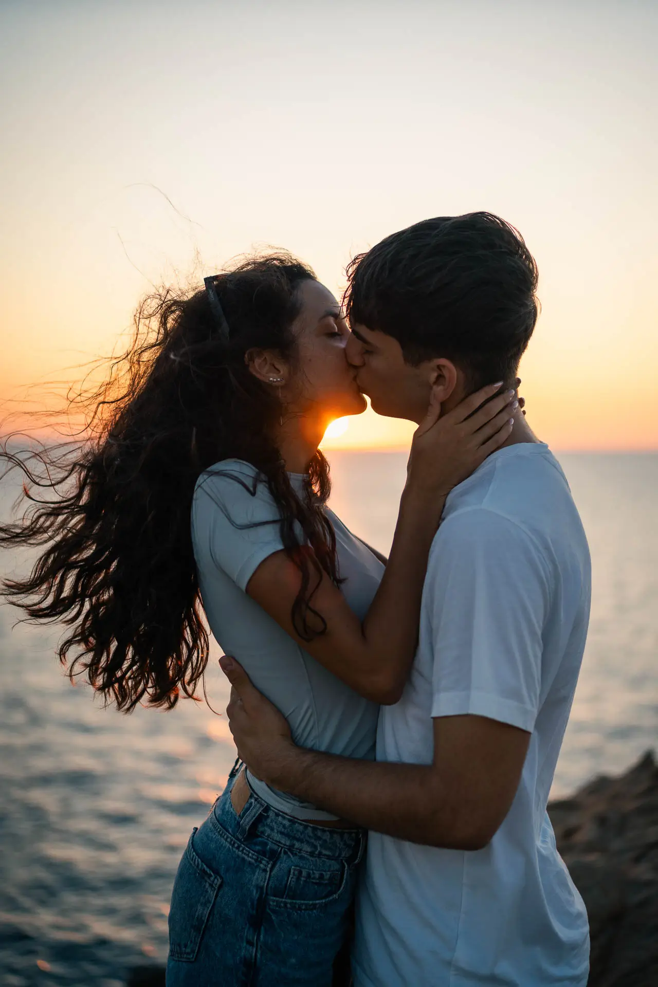 Paar im Gegenlicht an der Mittelmeerküste